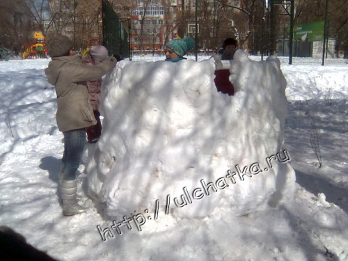 Снежная крепость в саратовском парке