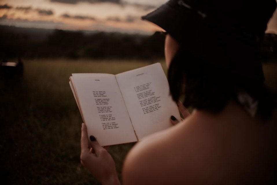 ребёнок читает книгу стихов
