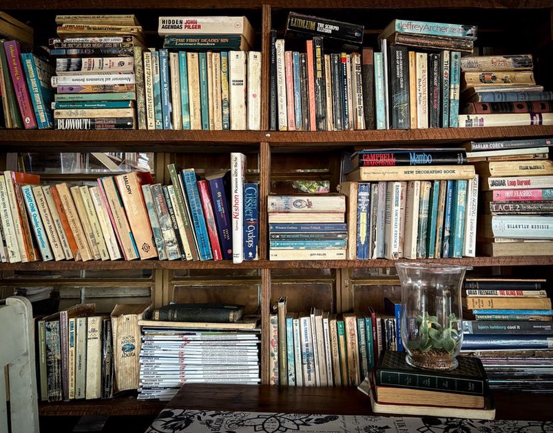Уютный уголок для чтения с книжной полкой