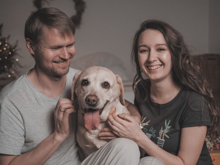 счастливая семья с питомцем дома