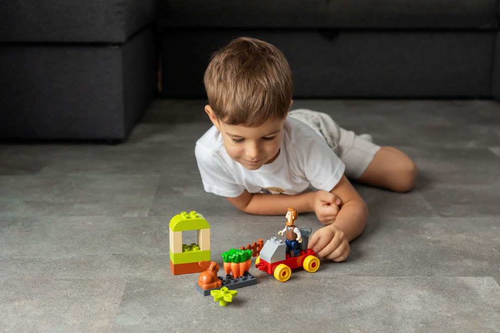 ребенок играет с хорьком дома