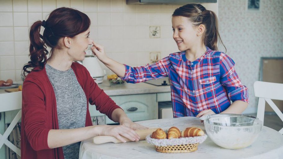 родитель хвалит ребёнка за хорошее поведение