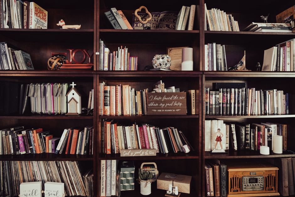 На полке детские книги стоят на удобной высоте