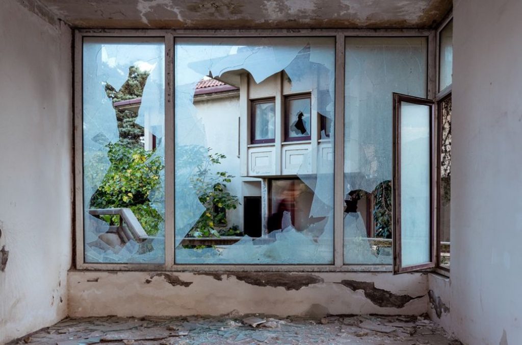Проверка оконной рамы перед дождливым сезоном