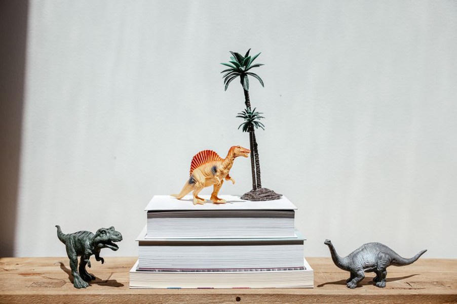 стопка детских книг ждёт вечернего чтения