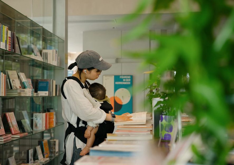 ребёнок выбирает книгу с доступной нижней полки
