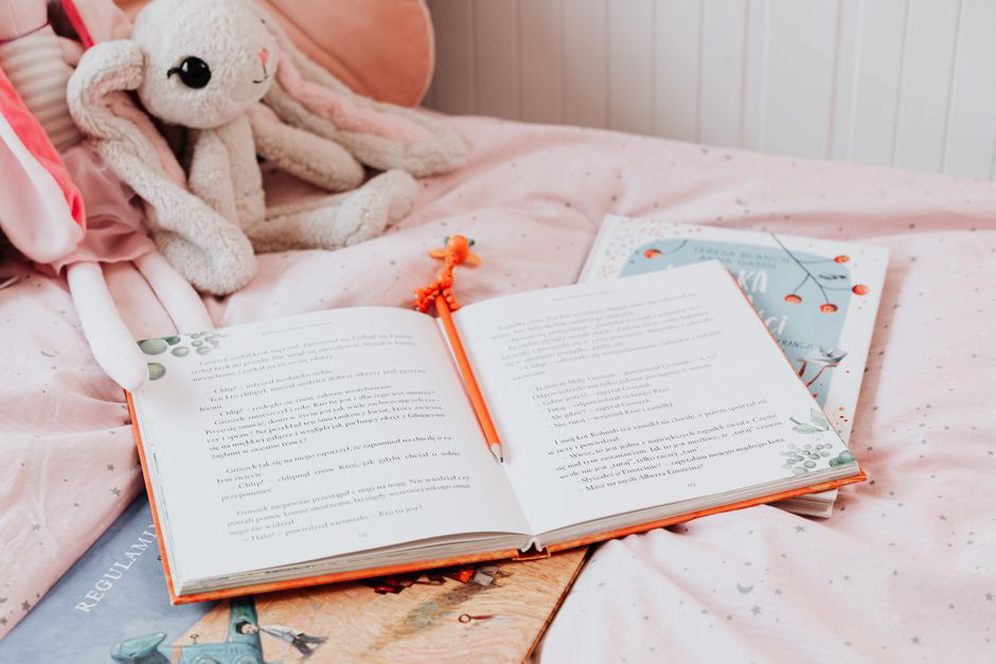 Карточки с вопросами лежат рядом с детской книгой
