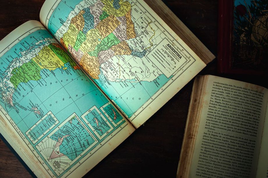 раскрытая детская книга с потёртыми страницами